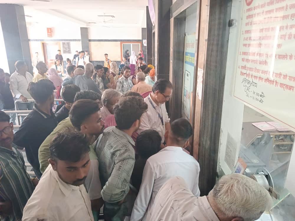 हाथरस सिटी स्टेशन के आरक्षण काउंटर पर तत्काल टिकट के लिए लगी भीड़। संवाद