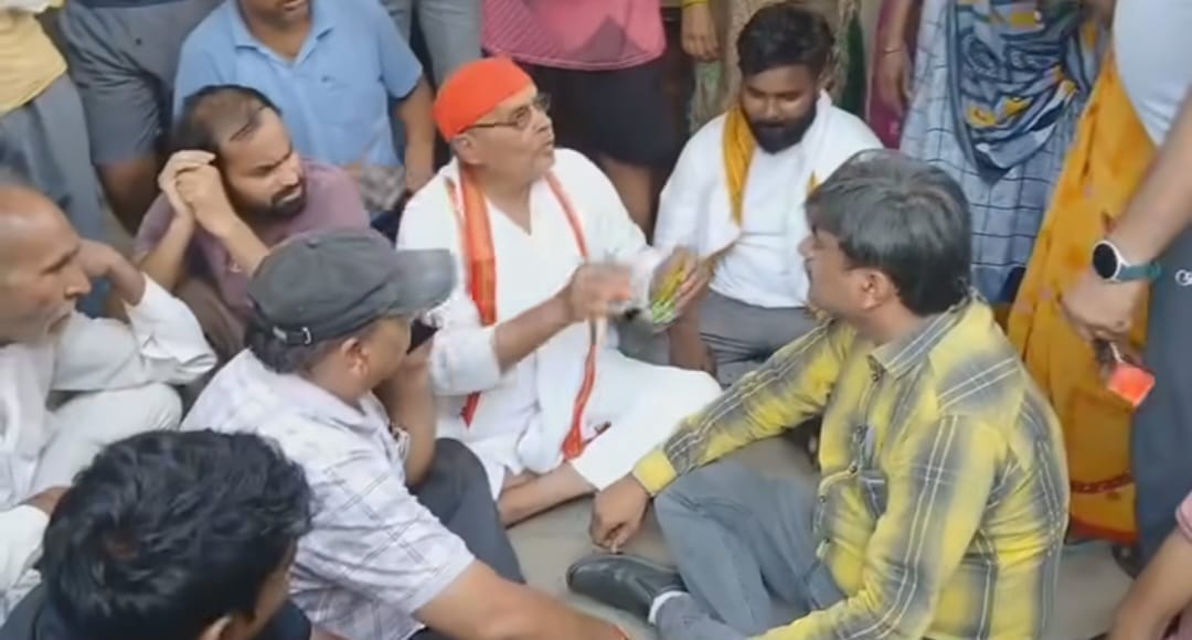 जहांगीराबाद में प्रदर्शन के दौरान पूर्व विधायक होशियार सिंह अन्य लोगों के साथ। संवाद