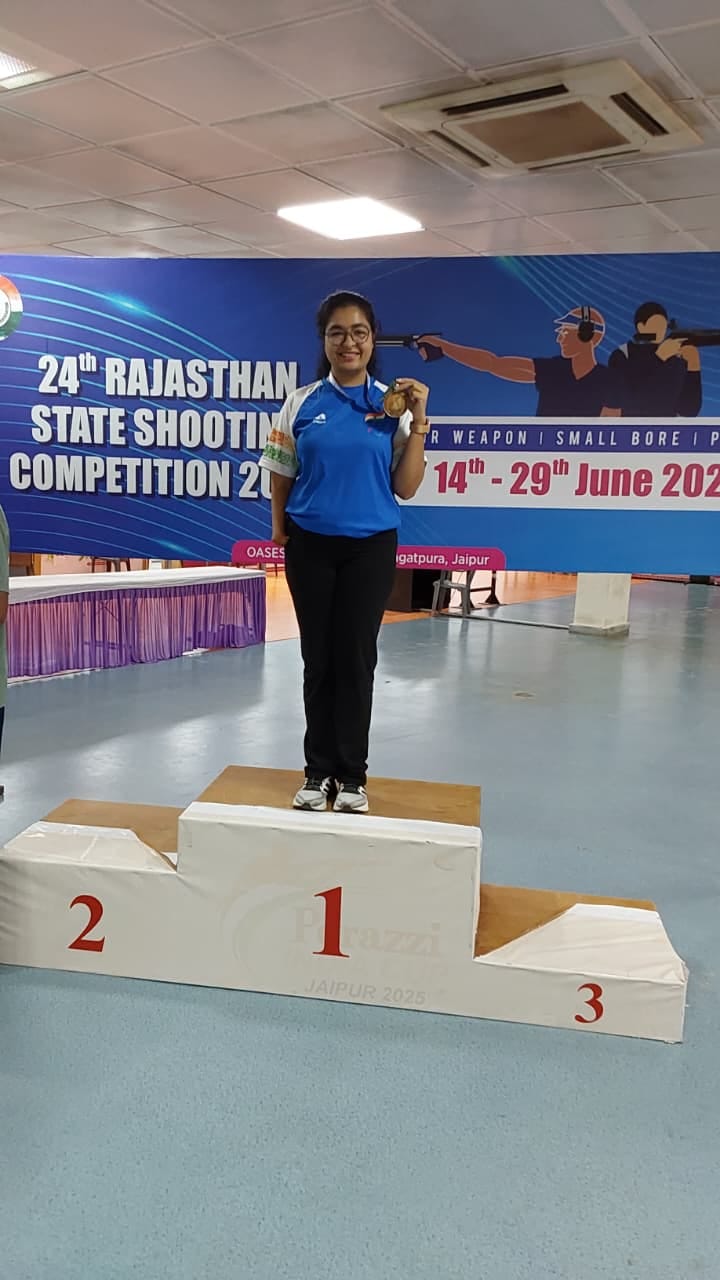 Srishti Arora won the gold medal at the Rajasthan State Shooting Competition.