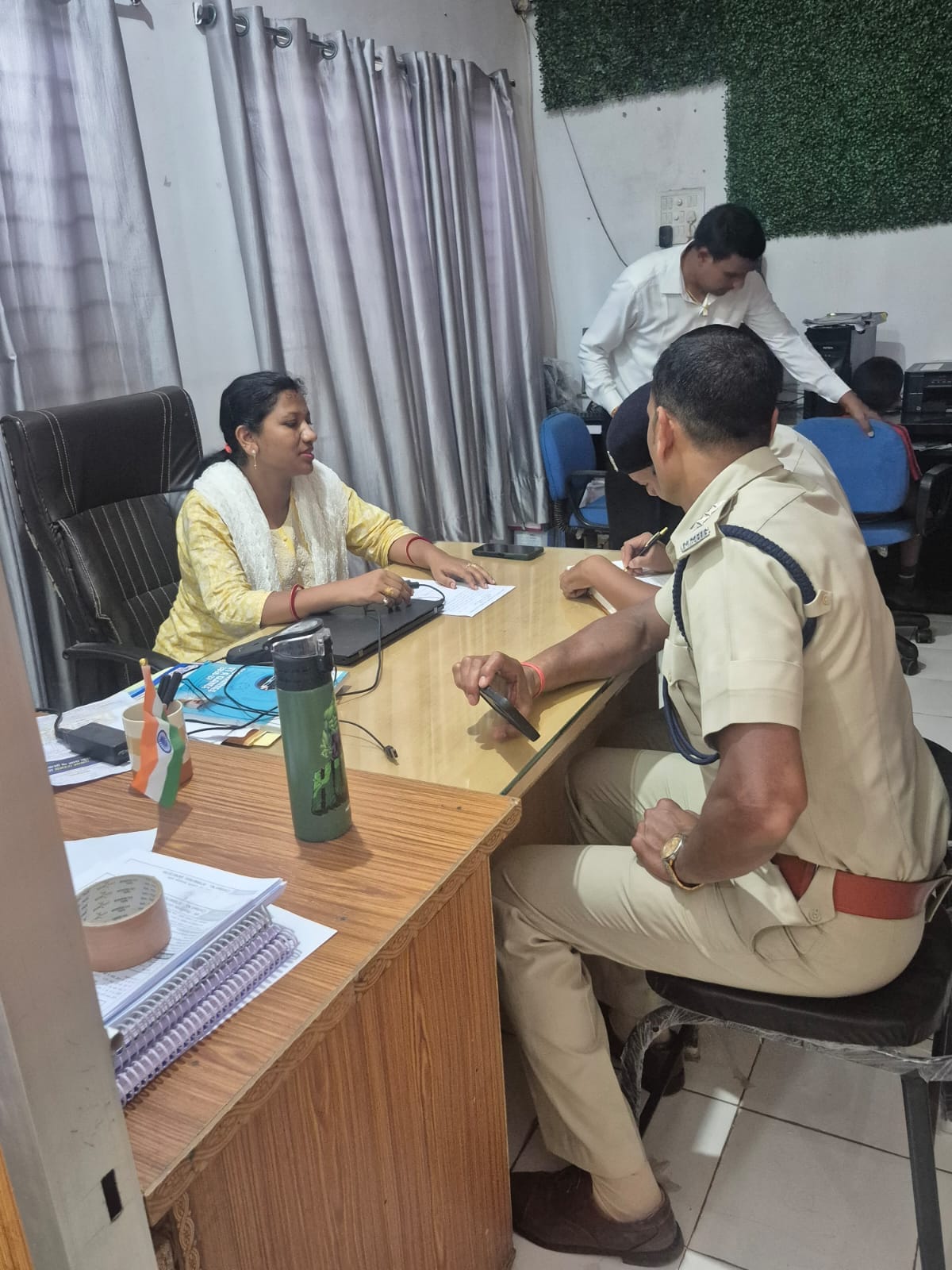 कोचिंग सेंटर का निरीक्षण करते अधिकारी