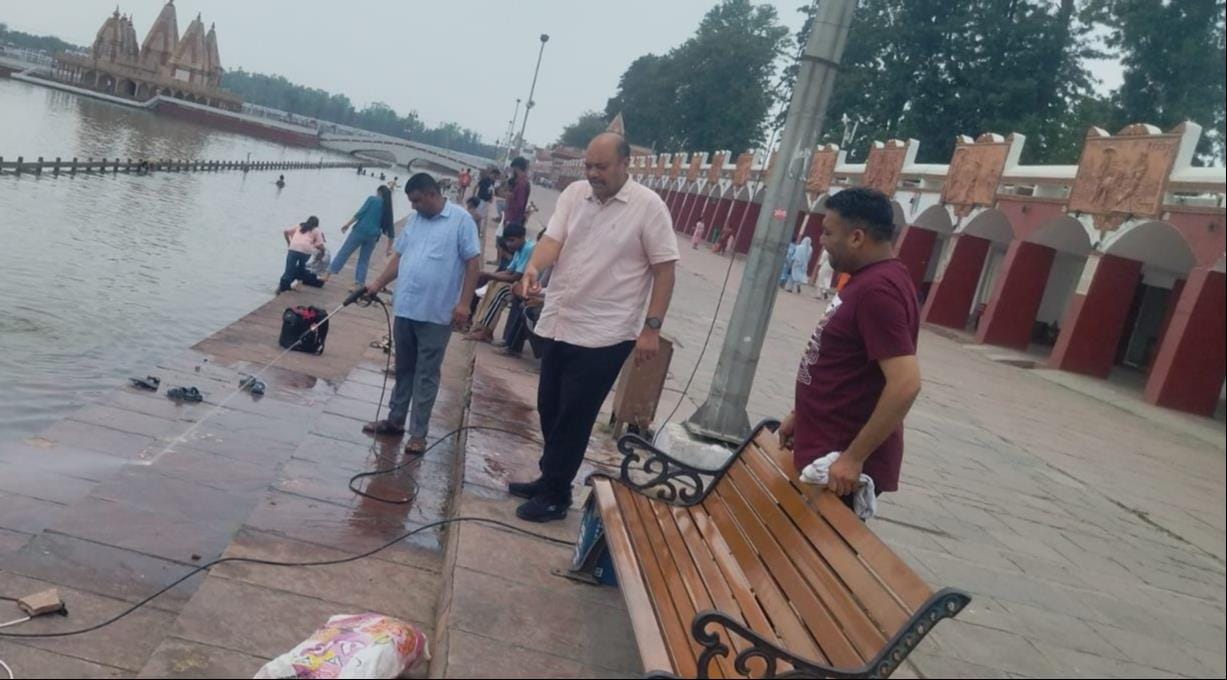 Cleanliness drive conducted at Brahma Sarovar; Honorary Secretary takes stock of the situation.