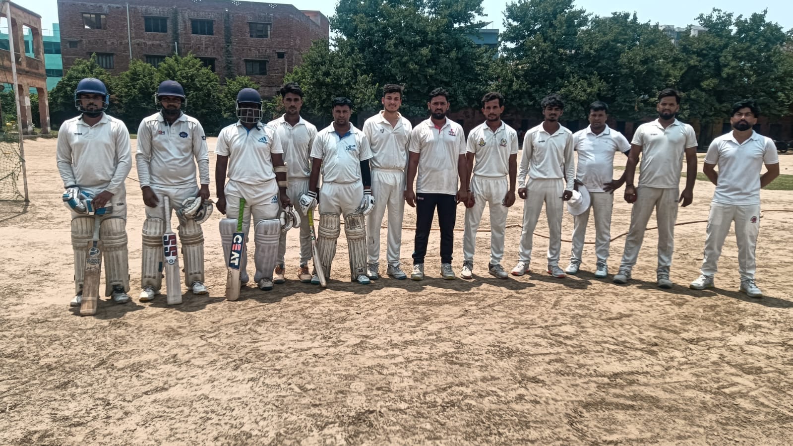 क्रिकेट ट्रायल में मौजूद खिलाड़ी अपनी बारी आने का इंतजार करते हुए। स्रोत : आयोजक
