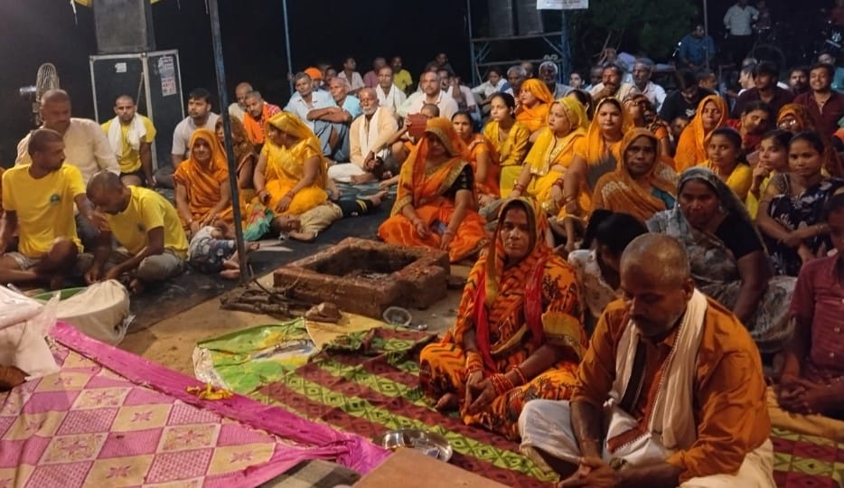 The devotees were overcome with emotion upon hearing the story of Shri Krishna's birth.