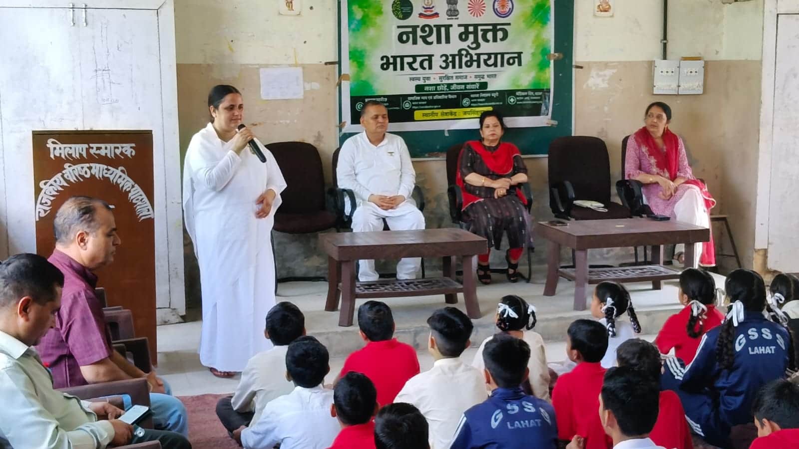 खैरा स्कूल में ब्रह्माकुमारी सेवा केंद्र जयसिंहपुर की वीके पूजा बच्चों को संदेश देती हुई। -संस्