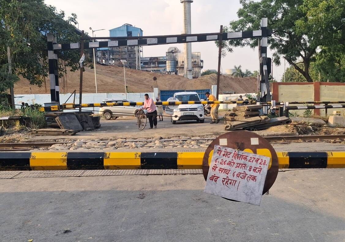 Babhnan railway station's level crossing gate remained closed for 10 hours.