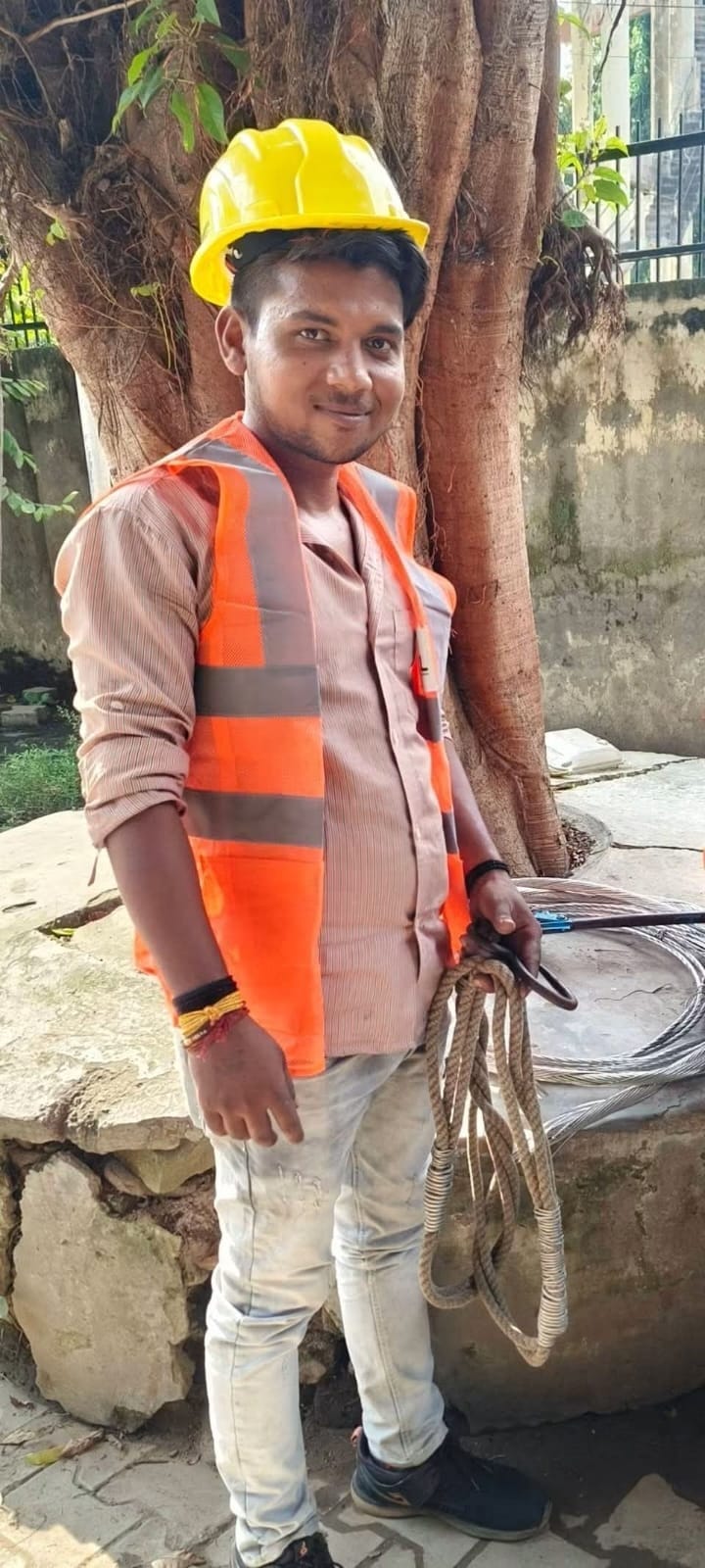 Contract lineman electrocuted; dies during treatment; family seeks compensation.
