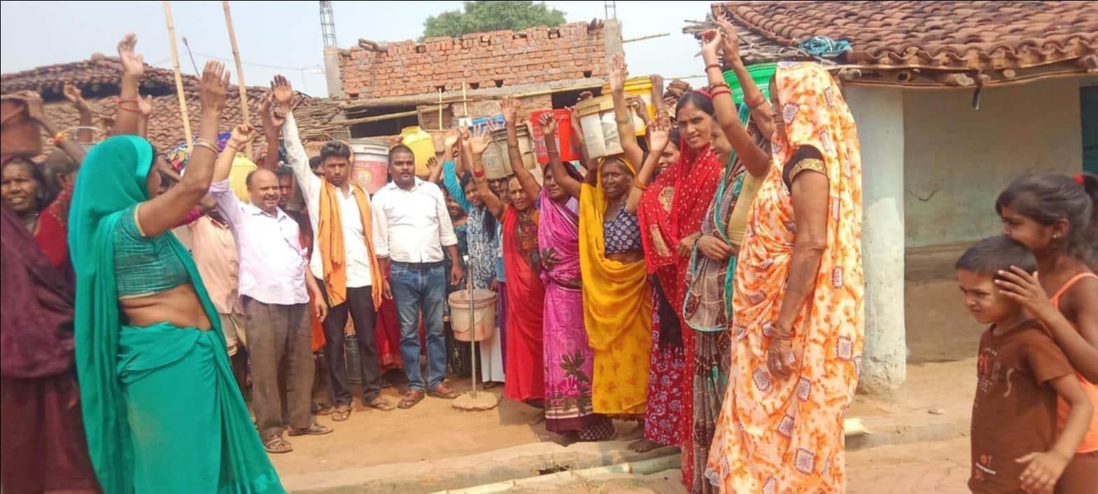 म्योरपुर के आरंगपानी में जल संकट को लेकर प्रदर्शन करते ग्रामीण 