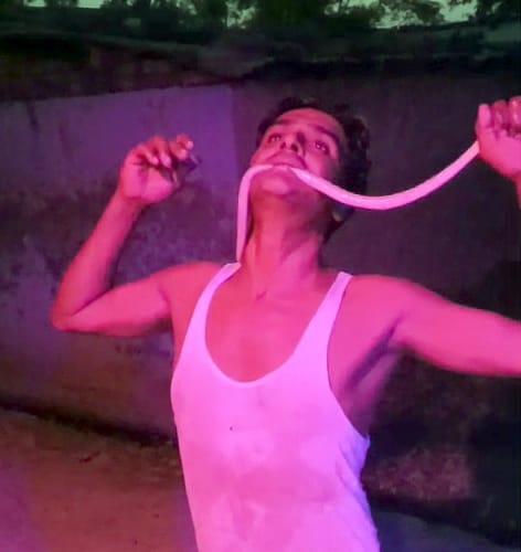 The villager repeatedly pressed the dead snake in his mouth, causing his condition to deteriorate.