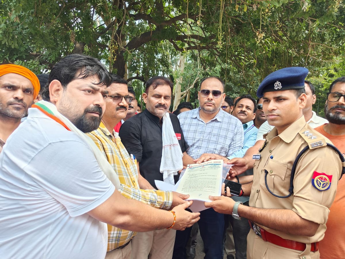 Varanasi News: बरेका में ठेके पर काम देने के खिलाफ जुलूस निकाला
