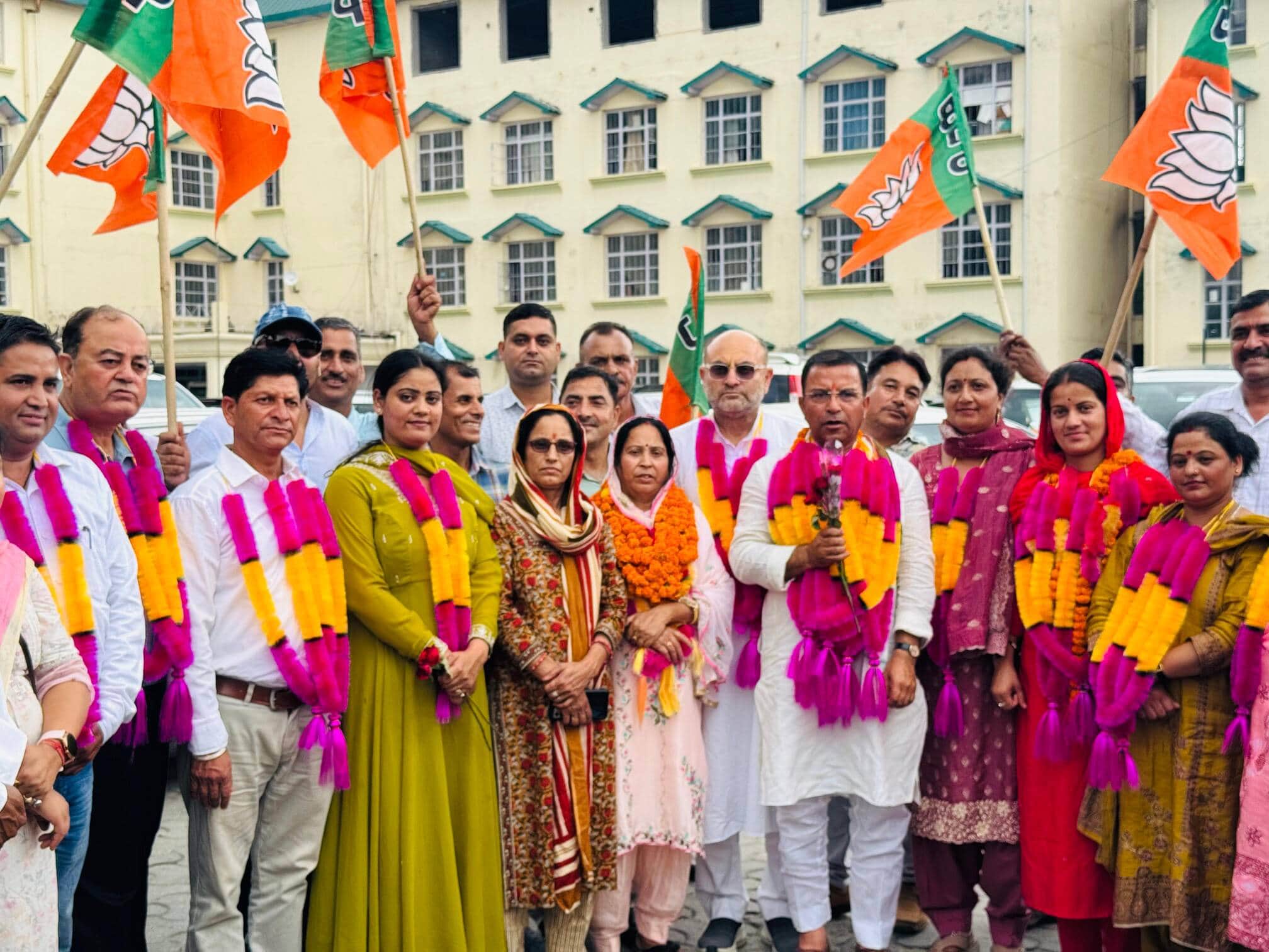 पालमपुर में चुनाव जीतने के बाद त्रिलोक कपूर की अगुवाई में रैली निकालते भाजपाई। -स्रोत : संगठन