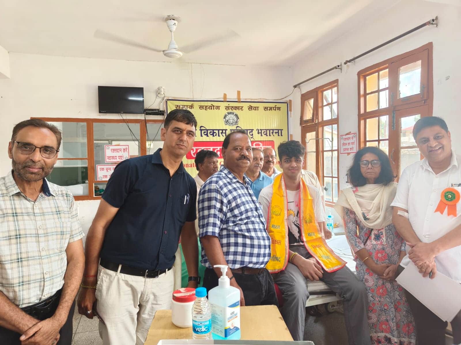 पालमपुर में रक्तदानियों को सम्मानित करते परिषद के अध्यक्ष रिपन सूद और अन्य। -आयोजक