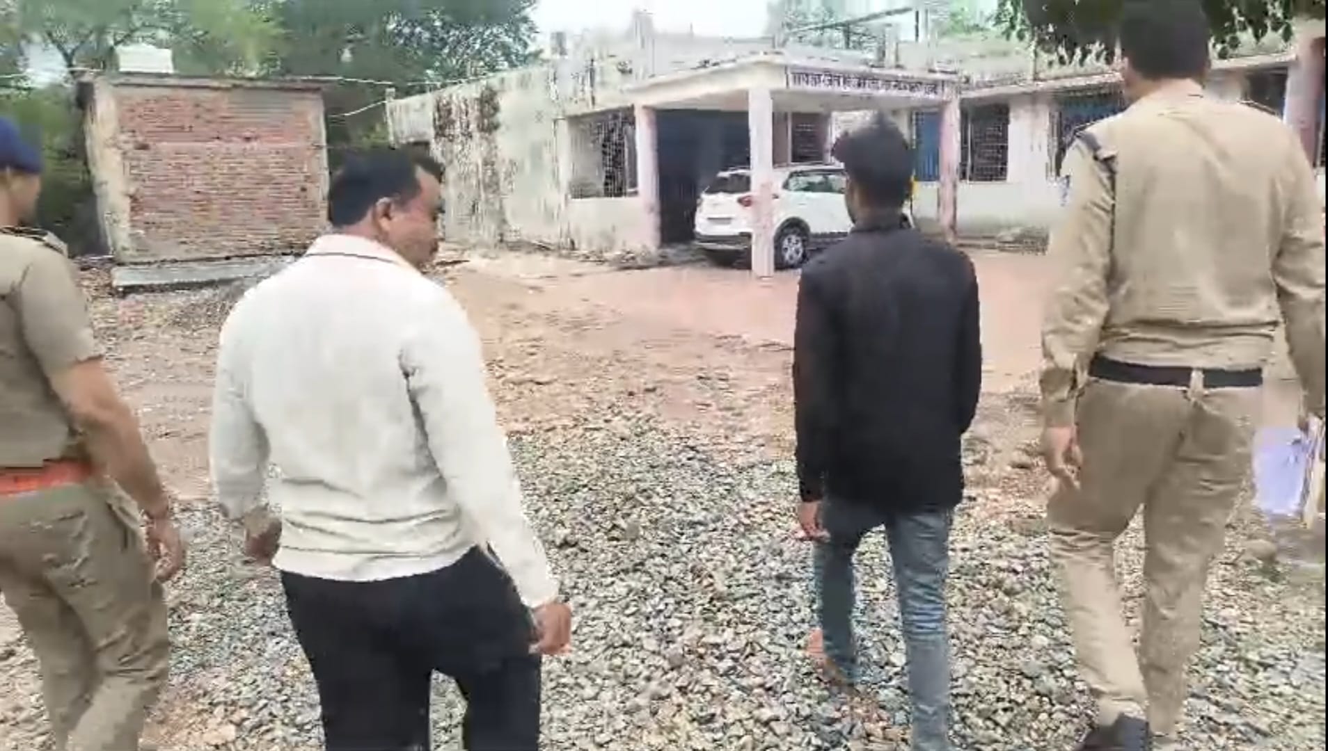 पुलिस गिरफ्त में आरोपी।