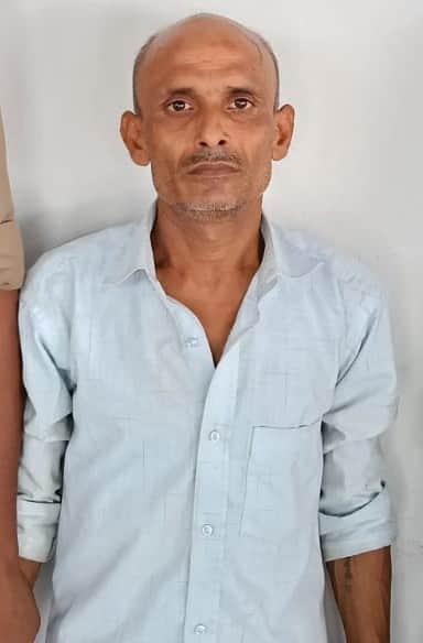 पुलिस की गिरफ्त में तेजाब डालने वाला आरोपी। स्रोत:पुलिस