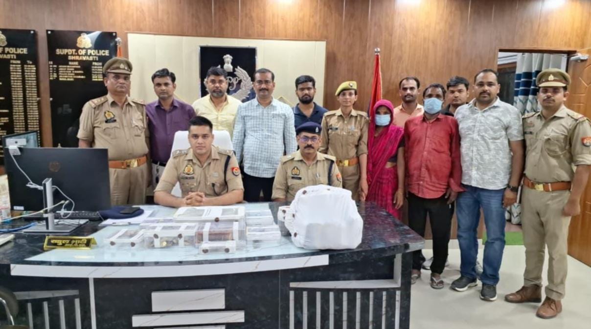 पुलिस कार्यालय में पुलिस की गिरफ्त में गांजा व रुपये के साथ पकड़े गए आरोपी।
