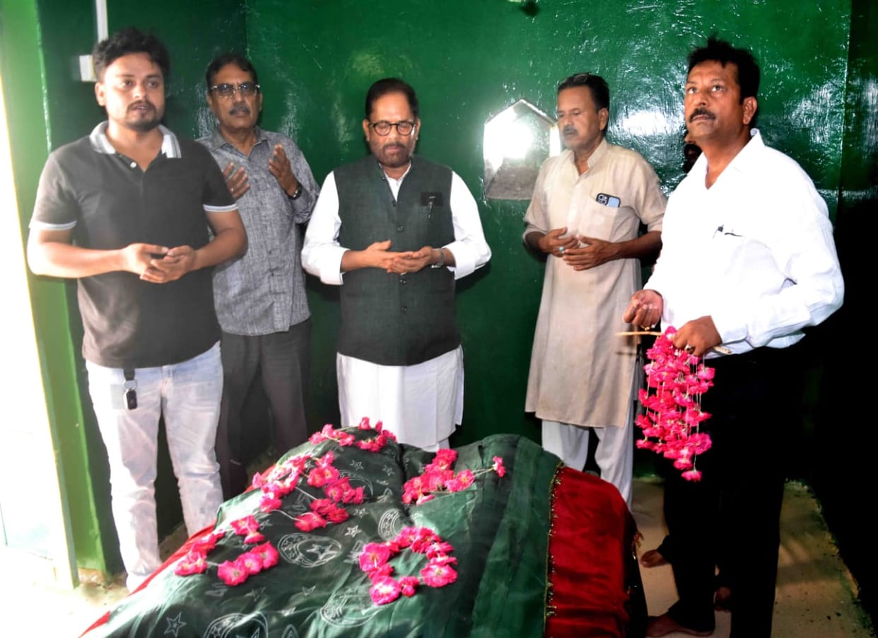 Former Minister Naqvi offered floral tributes at Karbala