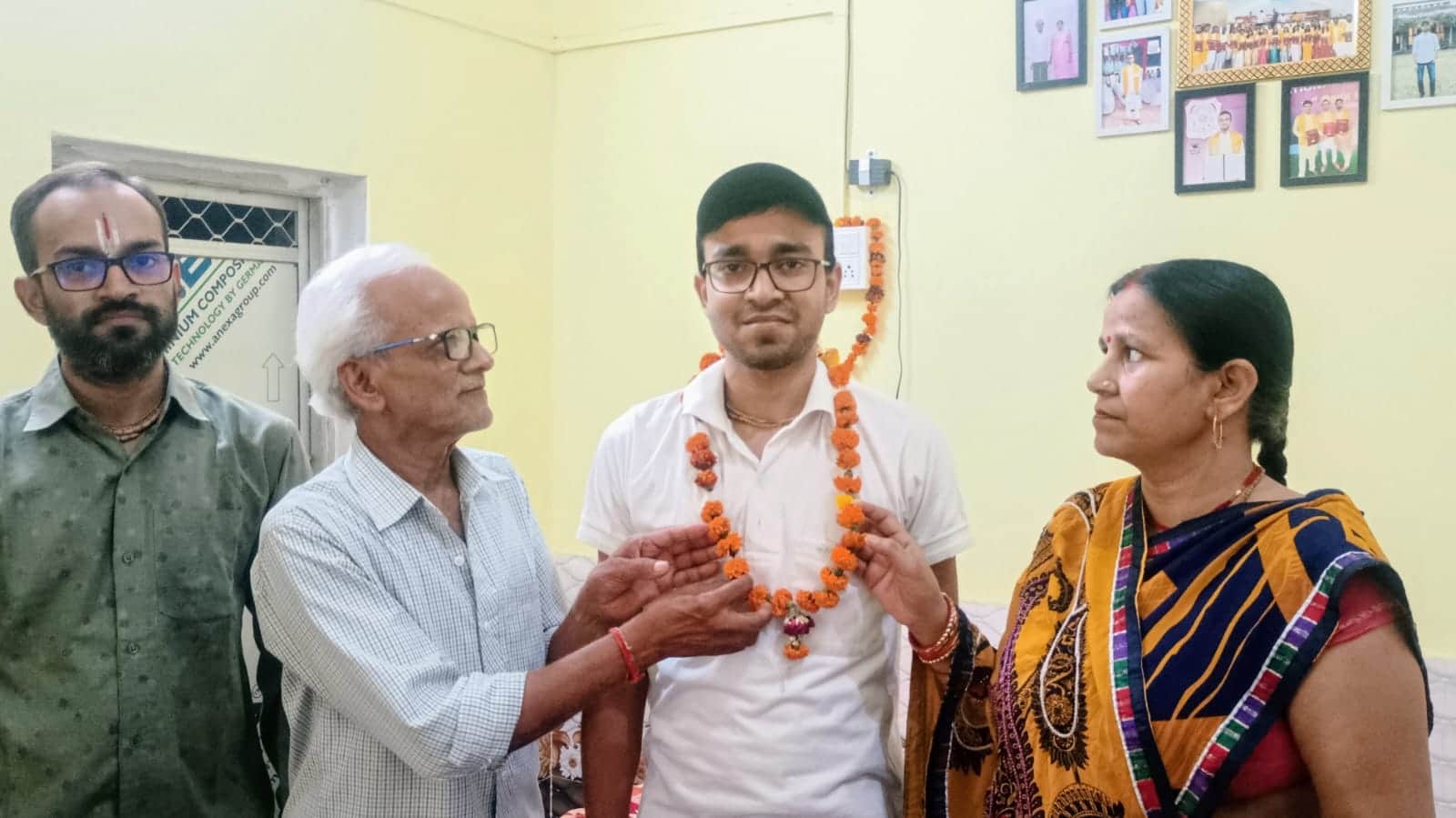 परिवार के सदस्यों के साथ युवा वैज्ञानिक सोमिल। संवाद