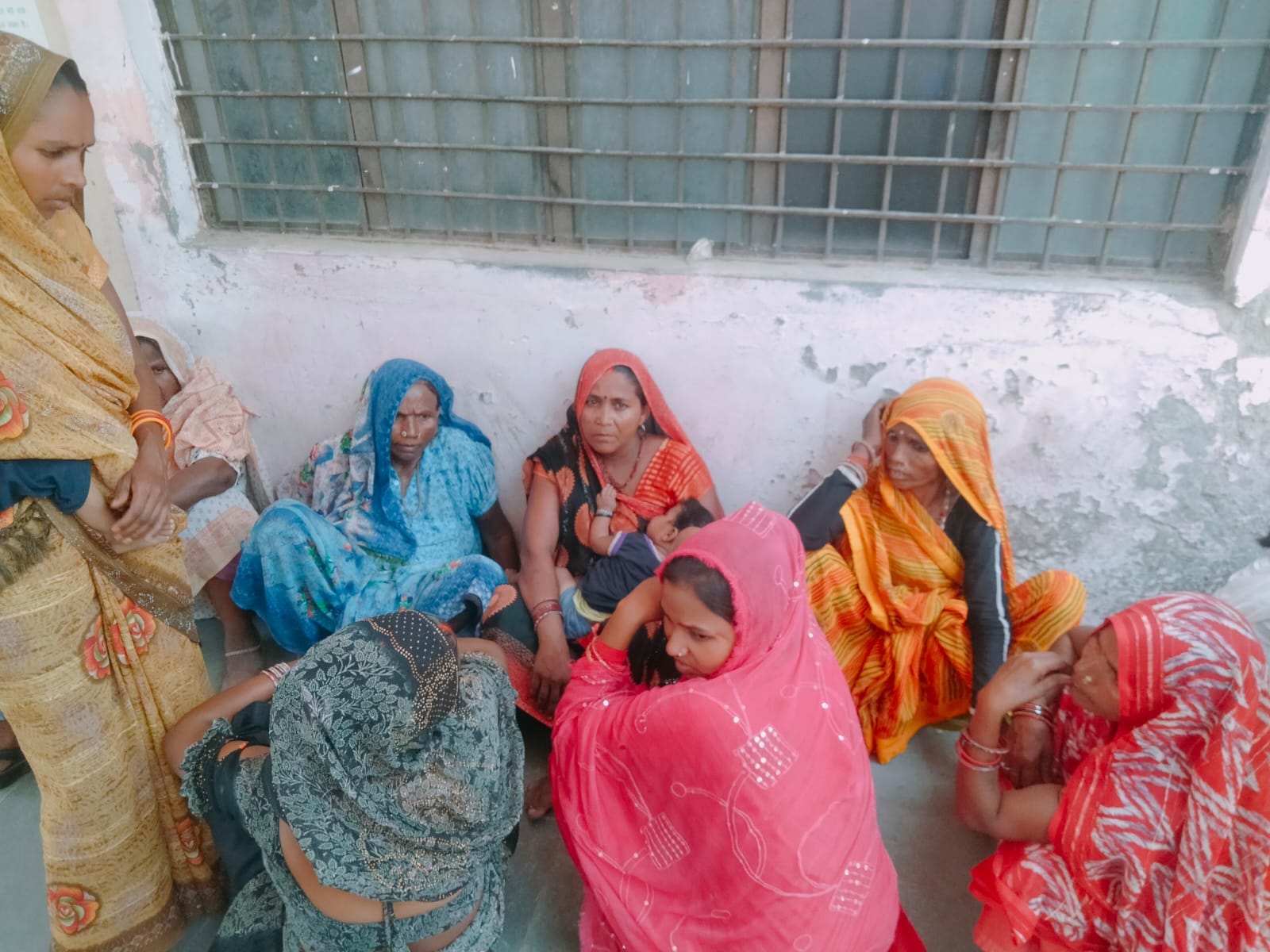 पोस्टमार्टम हाउस में बिलखते मृतक रामू के परिजन।