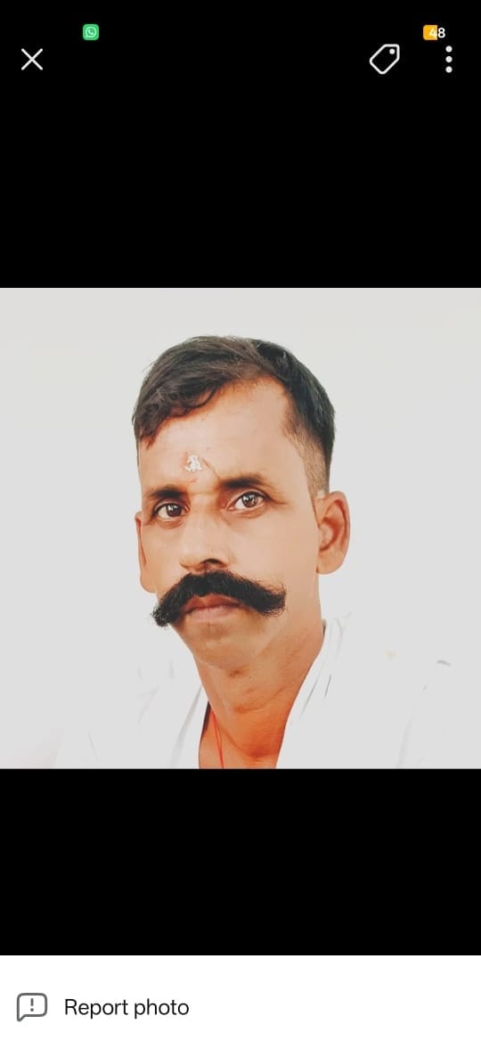 Maihar: He was removing gravel from the wheel of the truck after stopping it, when another person hit him and he died.