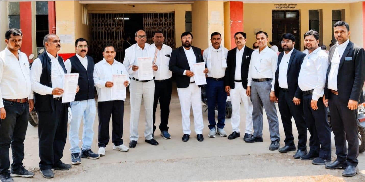 रॉबर्ट्सगंज तहसील में विरोध प्रदर्शन करते डिबाए के अधिवक्ता। स्रोत स्वयं
