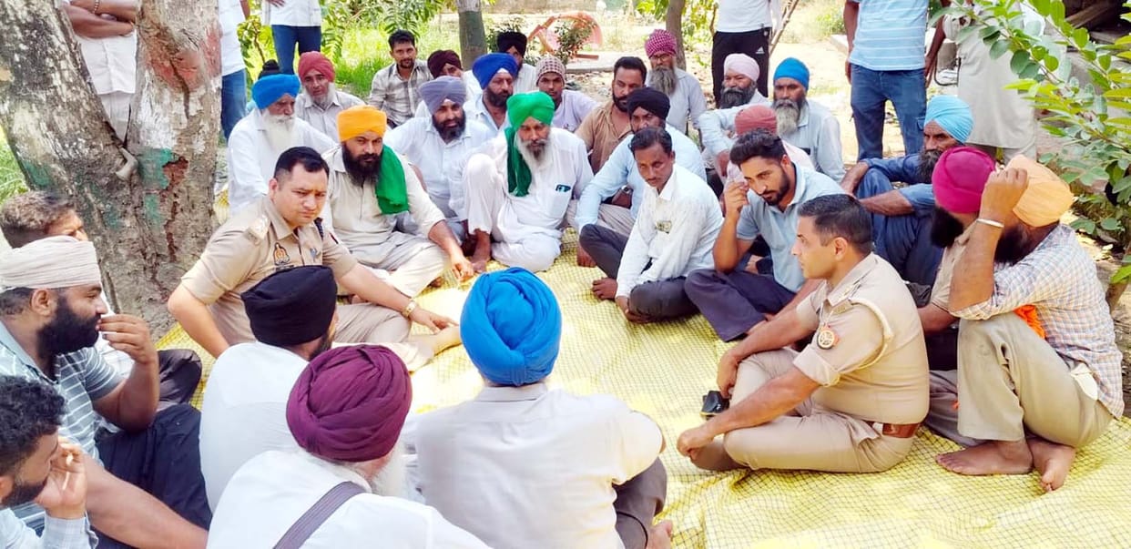 BKU staged a protest against low voltage and power outages.