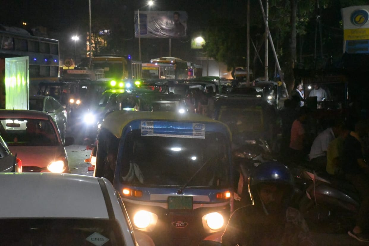A five-kilometer-long traffic jam formed as soon as the diversion began at the Jajmau Ganga Bridge.