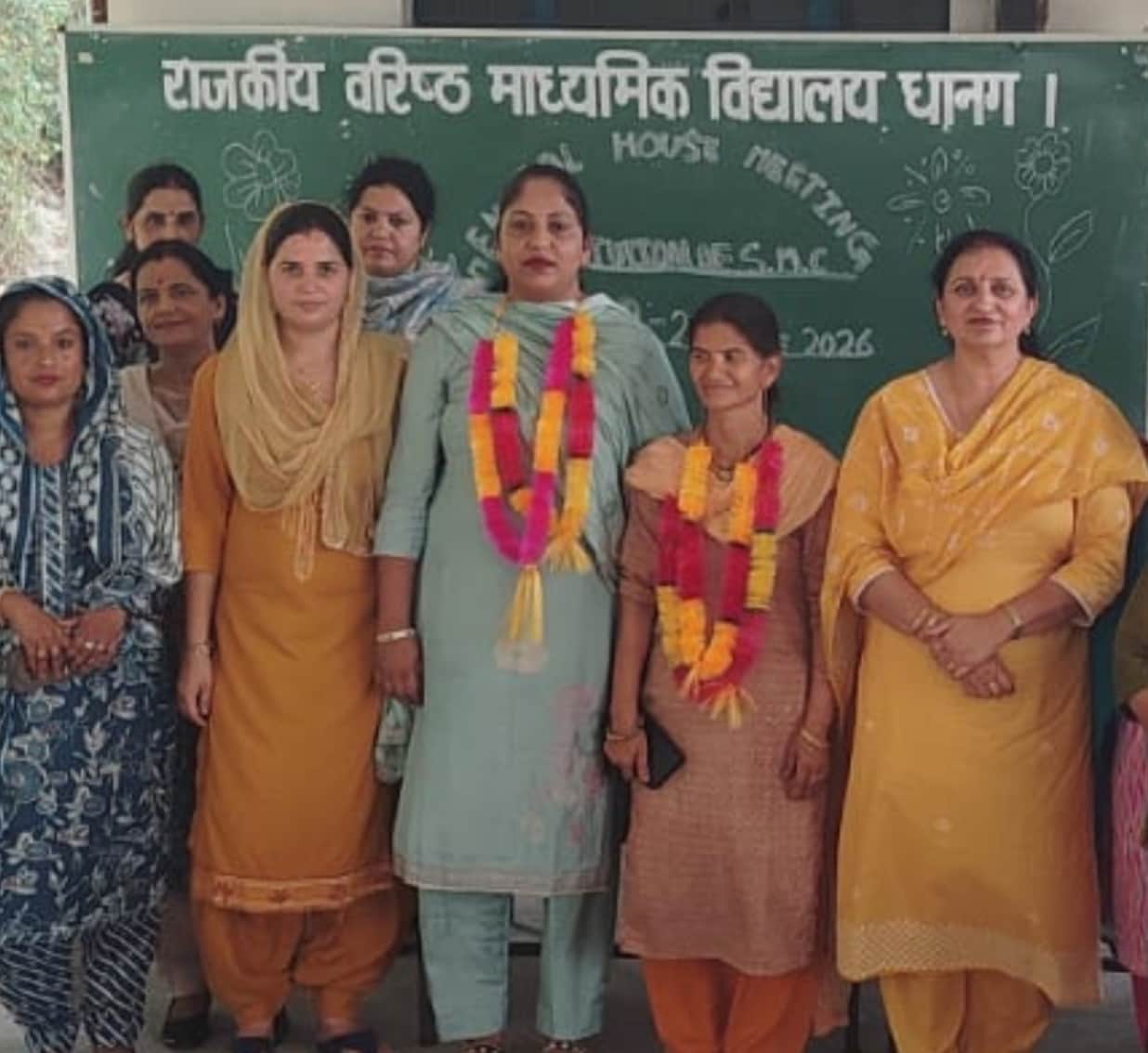 रावमा स्कूल धानंग की एसएमसी प्रधान और उपप्रधान प्रधानाचार्य के साथ। -संस्थान