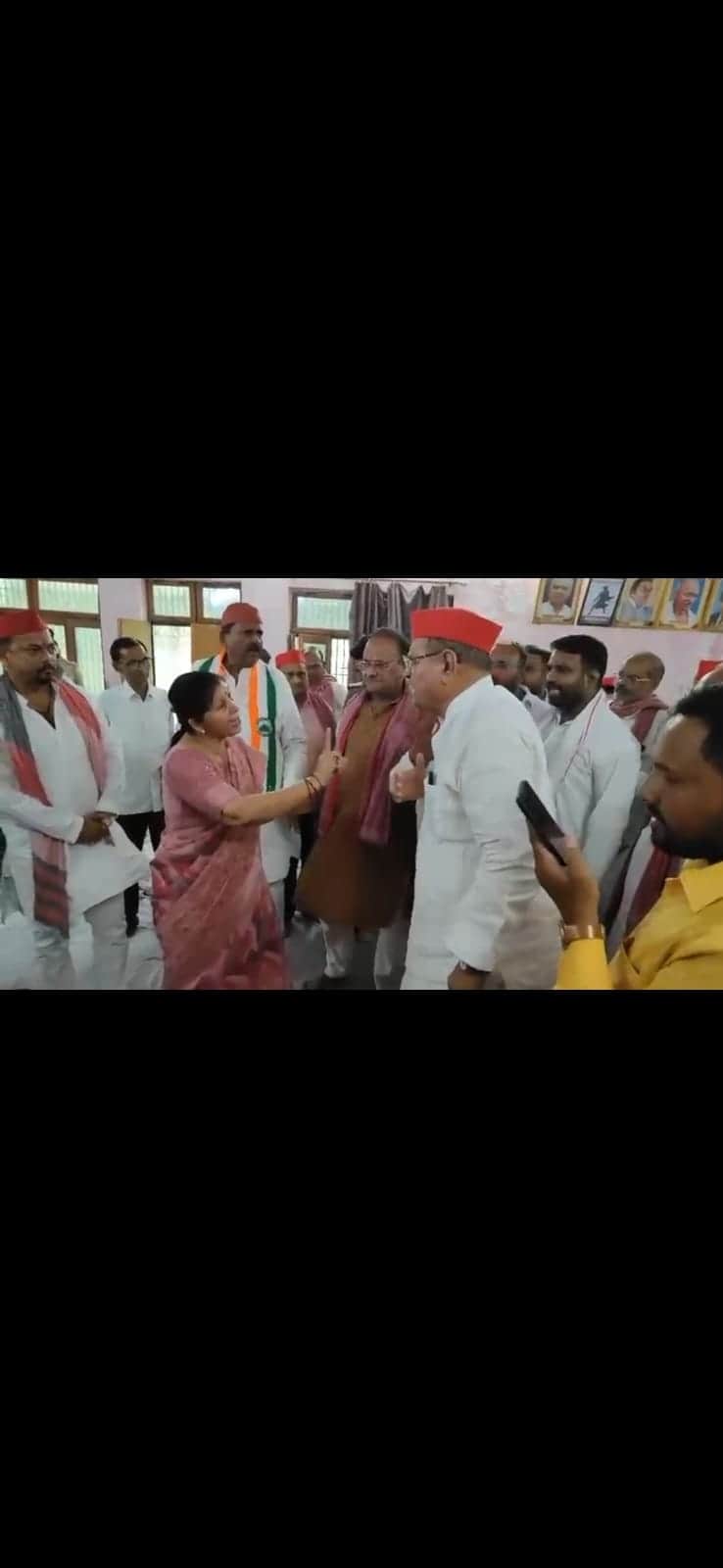 सपा कार्यालय में बहस करते सांसद व विधायक। स्रोत: वीडियो ग्रौब