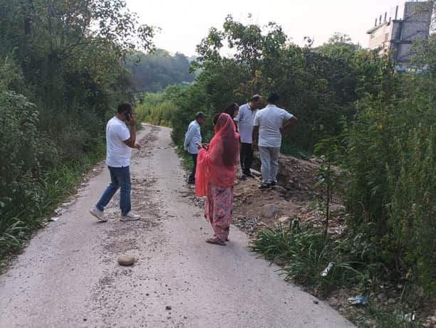 स्वच्छता समिति रंगस के पदाधिकारी बैठक के उपरांत डंपिंग साइट का निरीक्षण करते हुए। संवाद