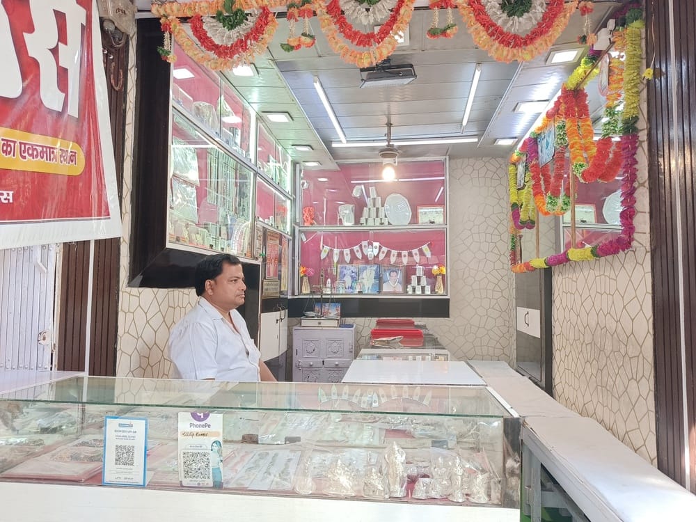 Jewellery purchases rise as prices fall, investors pause