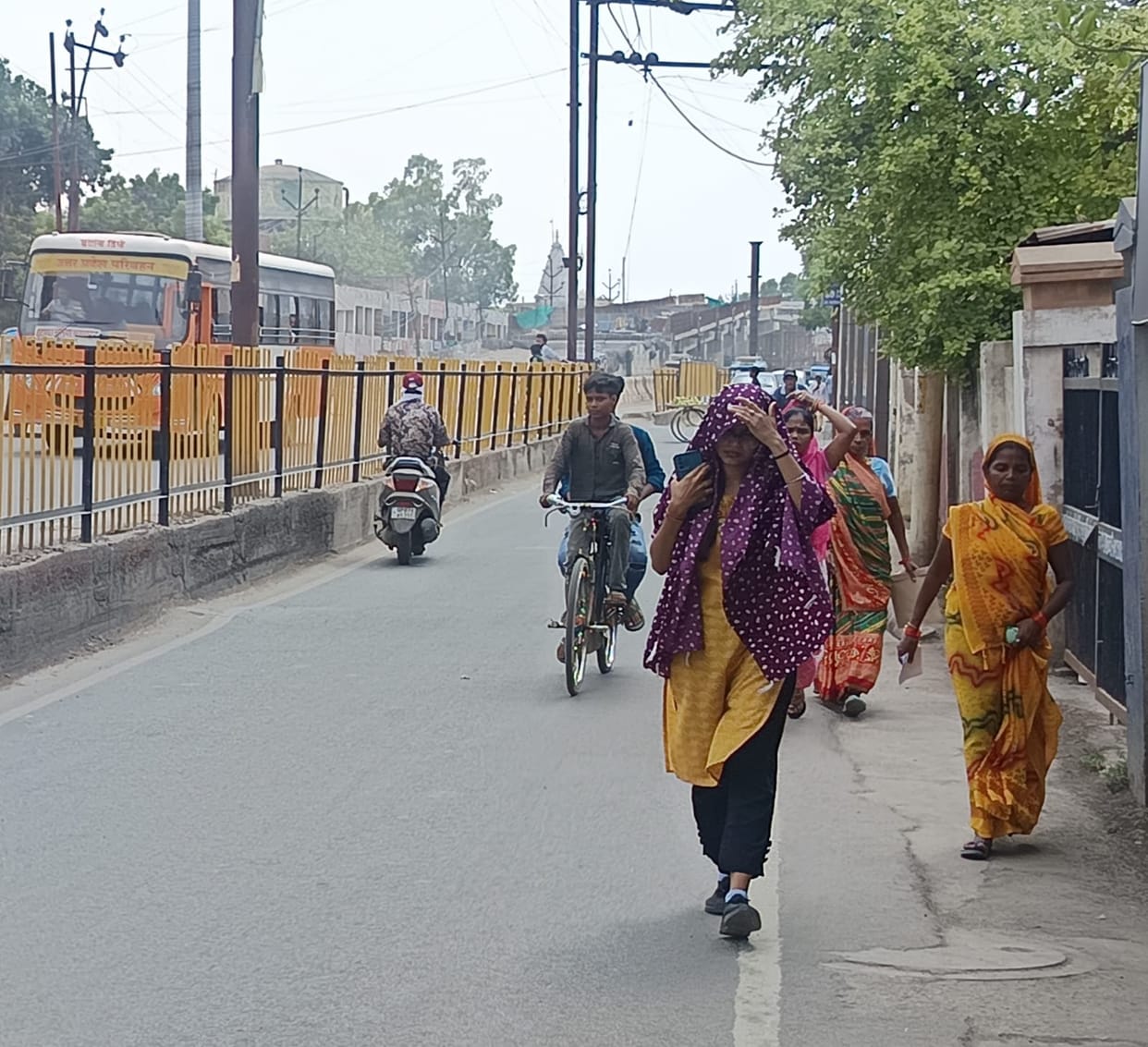 Maximum temperature reached 43 degrees; people troubled by scorching heat and humidity.