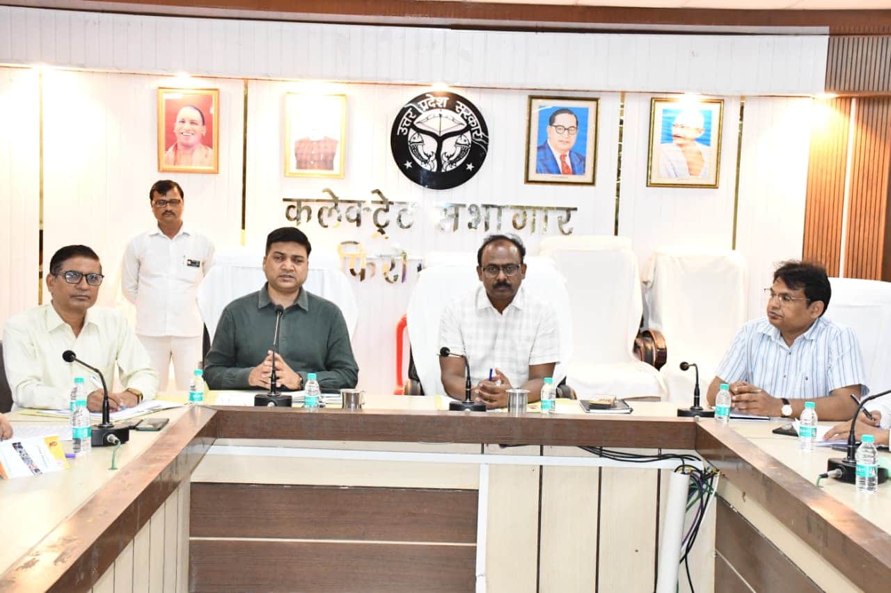 शीतग्रह संचालकों के साथ बैठक करते डीएम संतोष कुमार शर्मा,सीडीओ शत्रोहन वैश्य व अन्य। स्रोत विभा