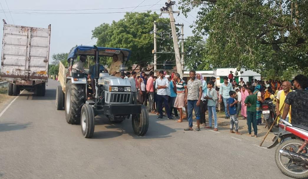 Truck comes into contact with high-tension wire; helper dies, 11 laborers suffer burns.