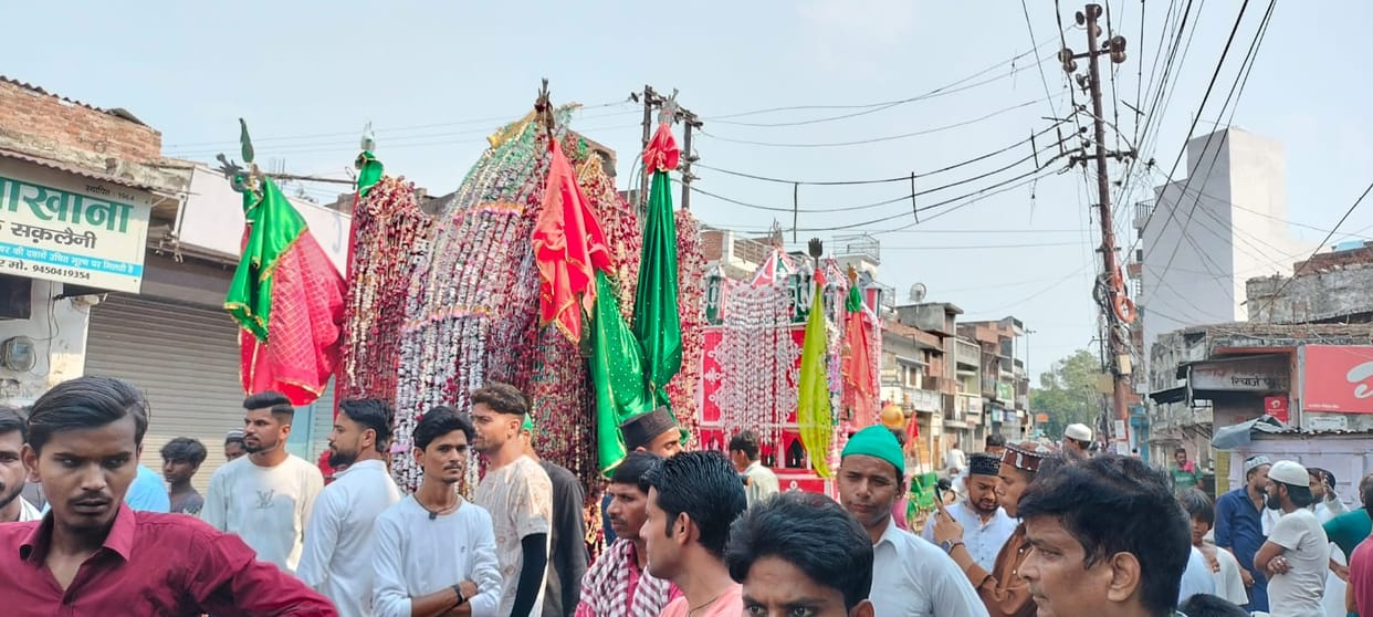 Tazias buried amidst chants of "Ya Hussain."