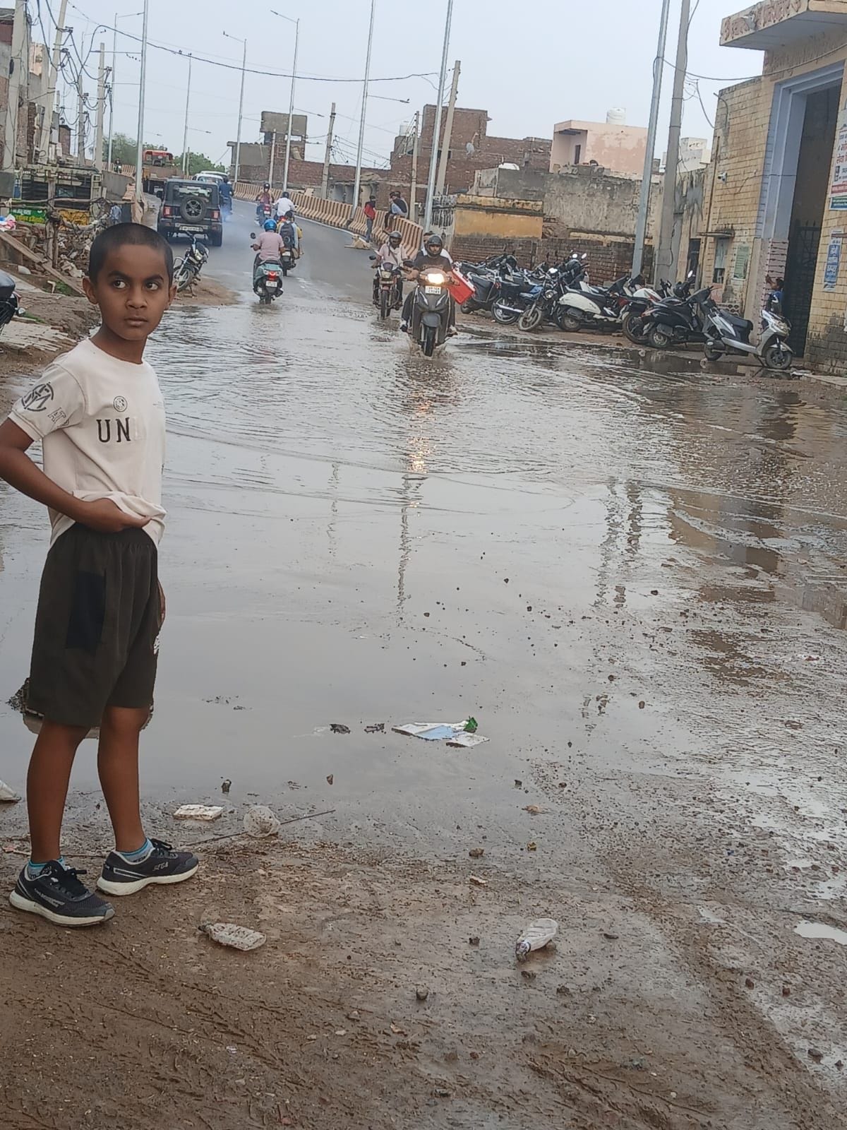 Dinod Road, constructed at a cost of 2.5 crore, suffers from waterlogging during the very first rain; broken sewer manhole covers pose an accident risk.