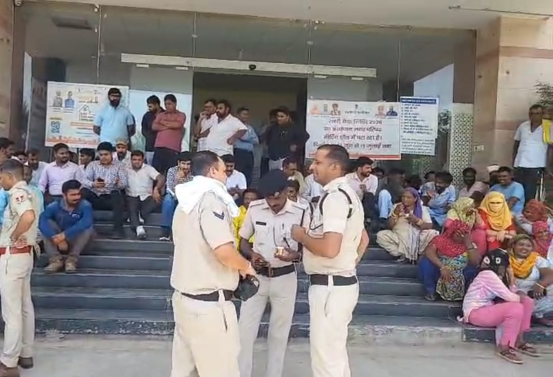 Employees go on strike in protest against the assault on the Chief Sanitation Inspector.