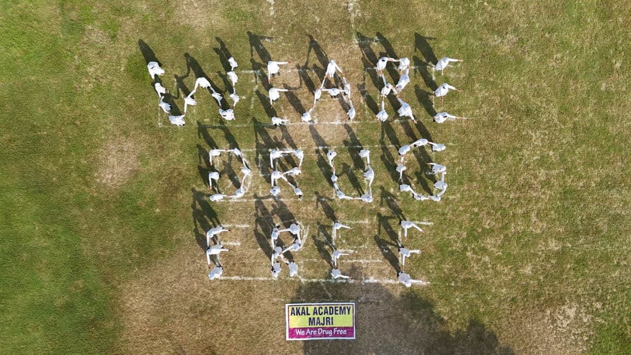15,000 students formed a human chain declaring, "We are drug-free."