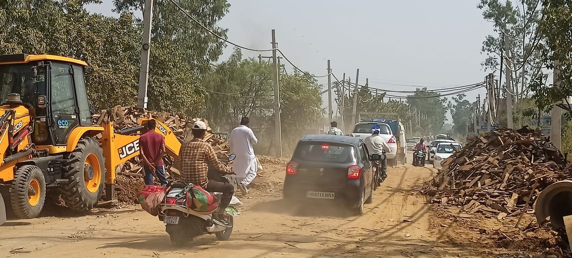 Tractor-trolley overturned on the state highway, causing traffic jam