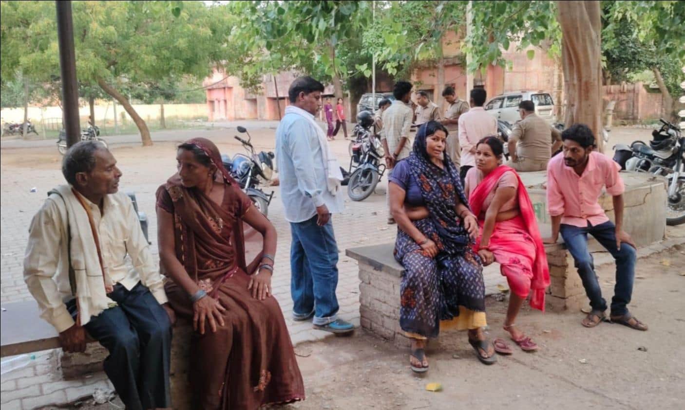यूवती की मौत के बाद सामुदायिक स्वास्थ्य केंद्र घोरावल पर रोते बिलखते परिजन, जागरूक पाठक