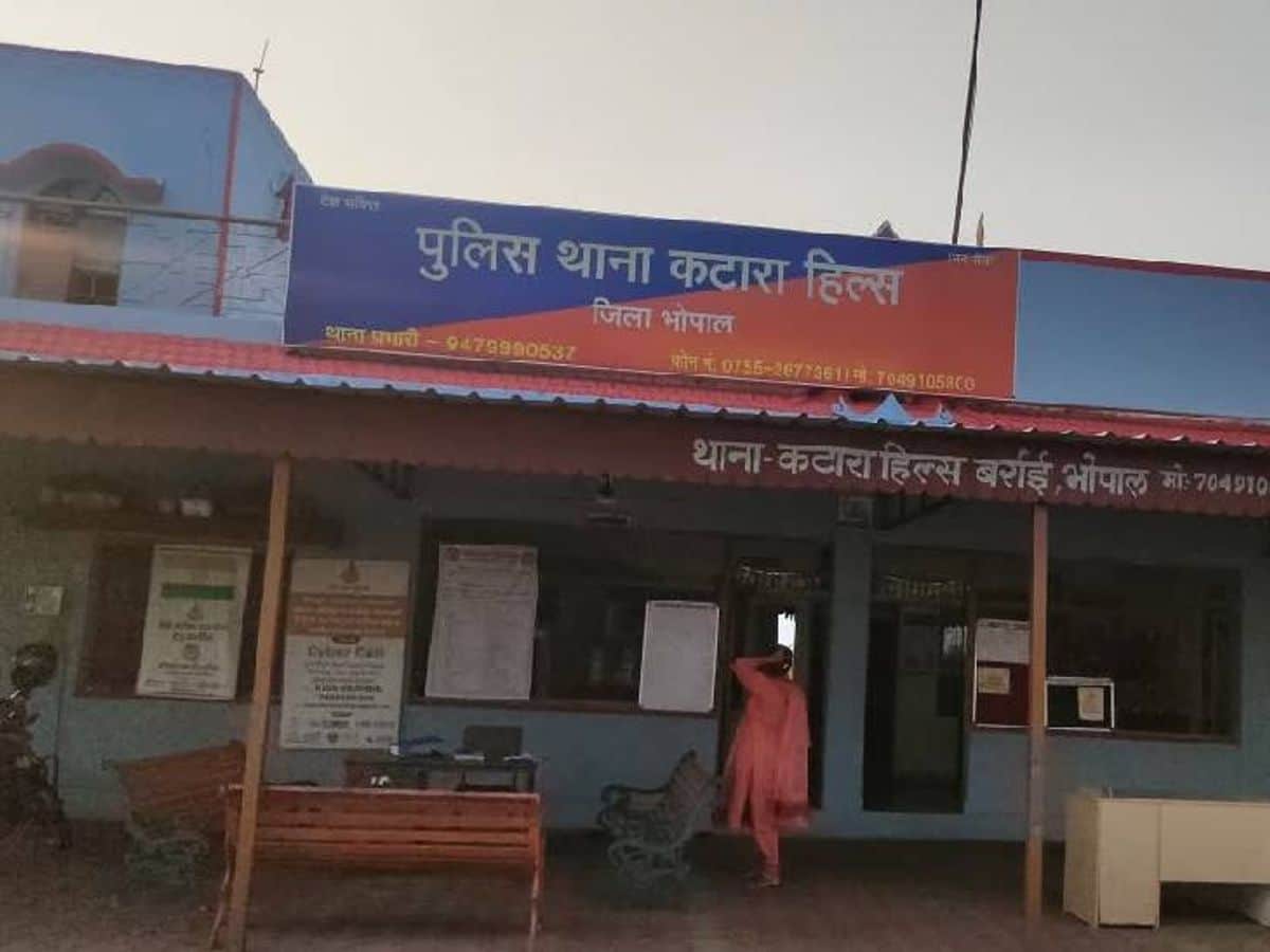 आरोपी से पूछताछ जारी है।
