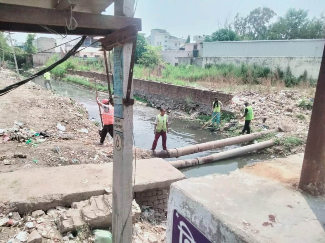 अंबाला सिटी के नाले की सफाई करते कर्मचारी। प्रवक्ता