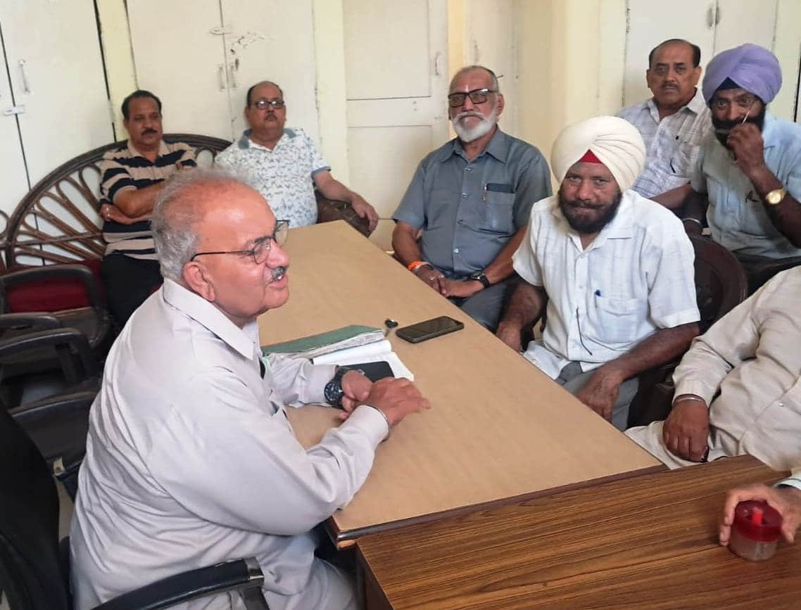 अंबाला सिटी में आयोजित बैठक के दौरान मौजूद सेवानिवृत पुलिस कर्मचारी। प्रवक्ता