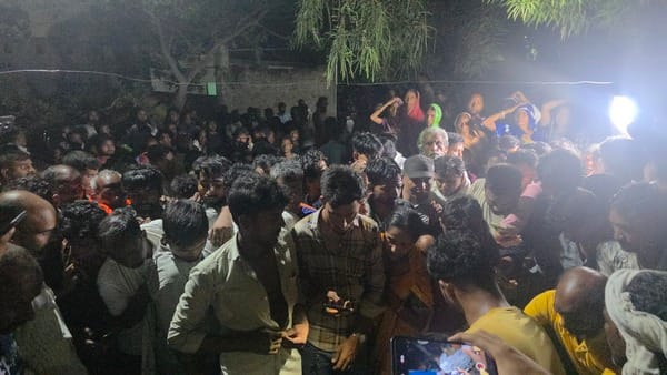 अहिरौली के चककोडार गांव में संजय उर्फ संजीव का रविवार रात शव आने के बाद जमा भीड़। संवाद