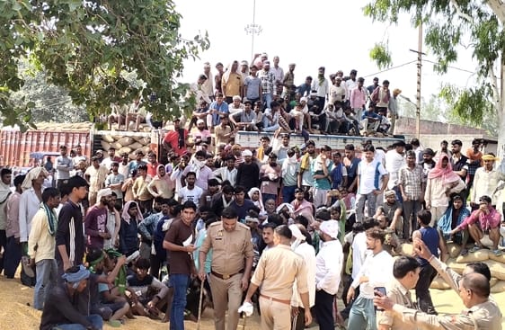 Palledars beat up a trader in the mandi; shots fired in the air in self-defense.