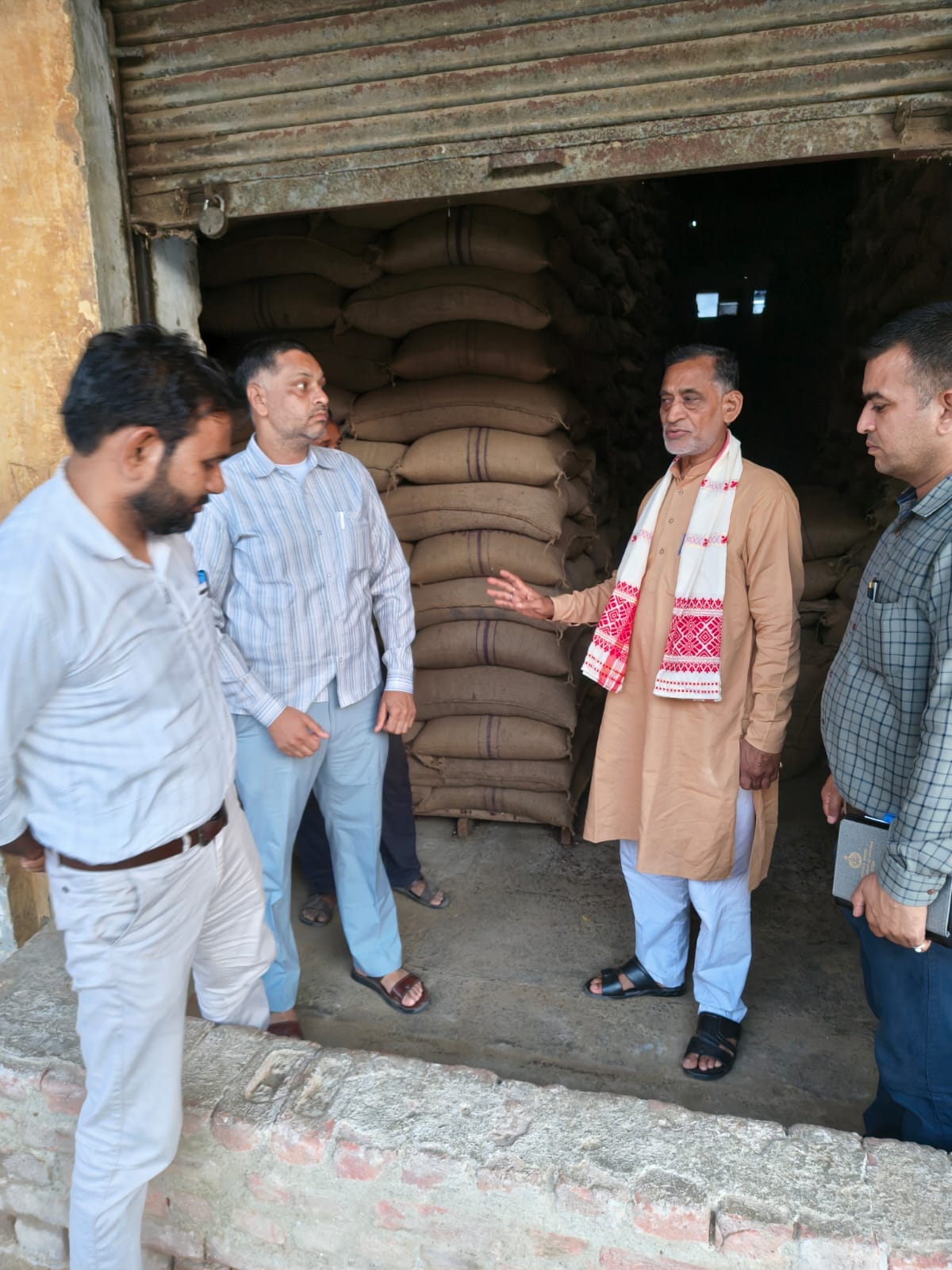 Chairman inspects warehouses; lapses found in record-keeping