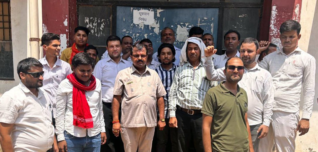 Agra News: बाह में ई-रजिस्ट्री के विरोध में वकीलों ने किया प्रदर्शन