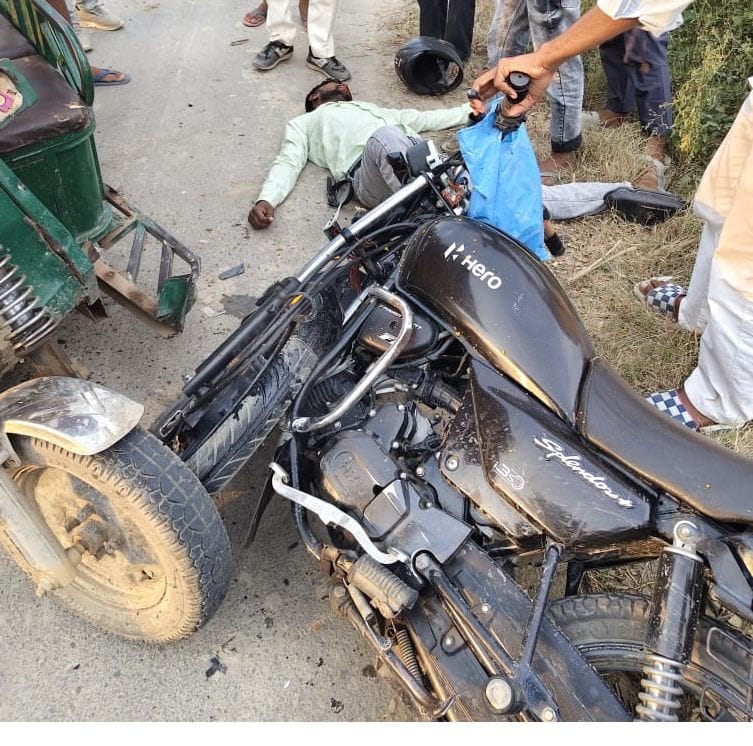 Two tempos fell into a ditch while overtaking on the highway; passengers survived.