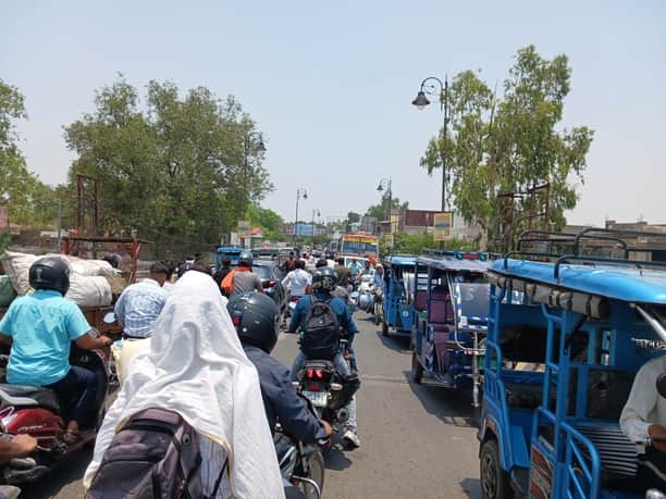 Vehicles crawled for two and a half hours on the Talab overbridge due to a broken-down bus.