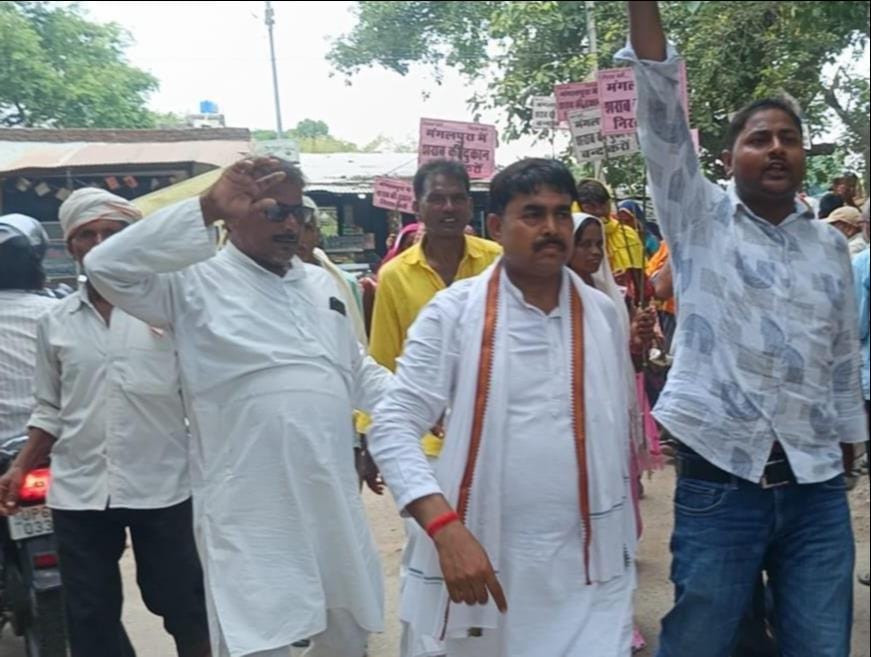 Villagers protest against liquor shop