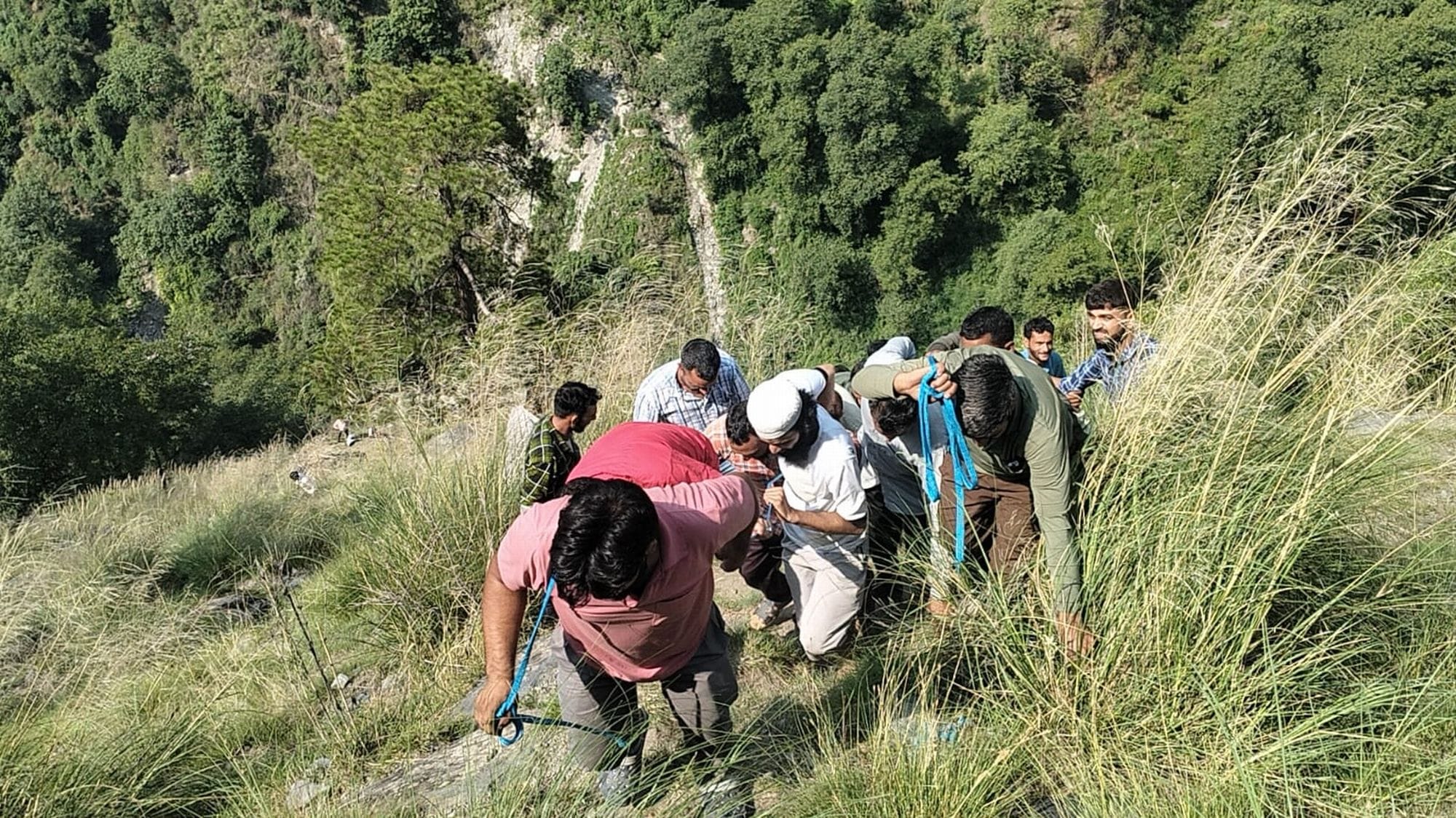 चंबा के नकरोड़–हिमगिरि डैम साइड सड़क पर दुर्घटना के बाद शवों को रस्सी के सहारे बाहर निकालते लोग