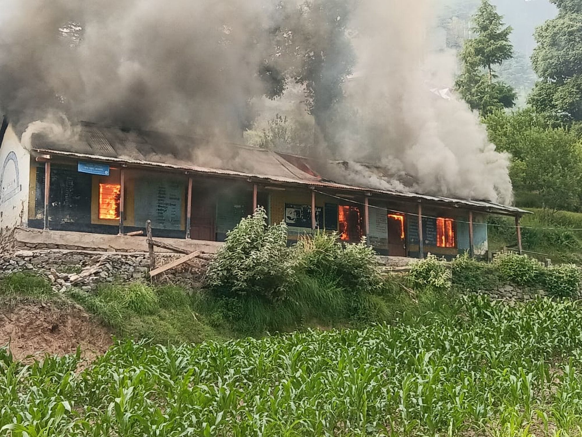 चंबा मेंचुराह की राजकीय प्राथमिक पाठशाला सलोह  में आग लगने के दौरान धूं धूं कर जलता स्कूल ओर उठ